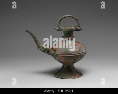 Ewer mit Elefantenkopf Auslauf Ende des 2nd.–3rd. Jahrhunderts Vietnam. Ewer mit Elefantenkopf-Ausguss. Vietnam. Ende des 2nd.–3rd. Jahrhunderts. Bronze. Periode der chinesischen Han-Besatzung. Metallverarbeitung Stockfoto