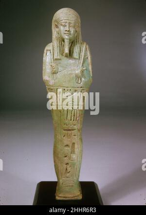 Shabti von Thothirdis, Hohepriester von Thoth, geboren von Nephthysiti 380–362 v. Chr. später Zeitraum war Ptahirdis Hohepriester von Thoth in Hermopolis, zeitgemäß mit Nectanebo I der Dynastie 30. Das Museum hat 3 Schabtis von diesem Mann, 12.183.9, 12.183.10 und 30,8.187. Zwei zeigen den Text, der die Vorderseite der Shabti umkreist, und der dritte verwendet eine neuere Art der Textorganisation in T-Form. Shabti von Thothiredis, Hoherpriester von Thoth, geboren aus Nephthysiti. 380–362 V. CHR. Fayence, grüne Glasur. Späte Periode. Aus Ägypten; vermutlich aus Tuna el Gebel, Grab von Ptahirdis. Dynastie 30 Stockfoto