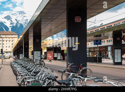 Innsbruck, Österreich - April 17th 2018: Fahrradsharing am Hauptbahnhof Stockfoto