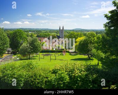 Das Dorf Mere und der Turm der St. Michael's Kirche in Wiltshire im Sommer vom Castle Hill aus gesehen. Stockfoto