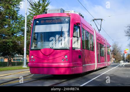 Seattle - 22. Januar 2022; Seattle Straßenbahn in rosa Farbe in Nahaufnahme auf der First Hill Line Stockfoto