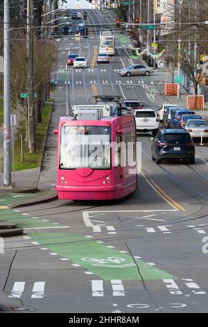 Seattle - 22. Januar 2022; Washington State Hot Pink Coloured Seattle Straßenbahn, die auf dem Yesler Way mit Service auf der First Hill Line fährt Stockfoto