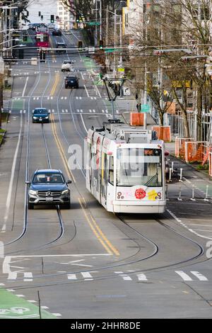 Seattle - 22. Januar 2022; Washington State White Colored Seattle Straßenbahn, die auf dem East Yesler Way mit Service auf der First Hill Line fährt Stockfoto