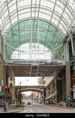 Seattle - 22. Januar 2022; Washington State Convention Center auf der Pike Street in Seattle mit gewölbtem Dach über dem Raum, der die Gebäude verbindet Stockfoto