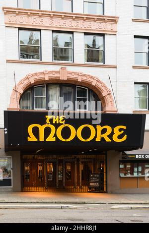 Seattle - 22. Januar 2022; das Moore Theatre Schild über dem Eingang auf der 2nd Avenue in Seattle Stockfoto