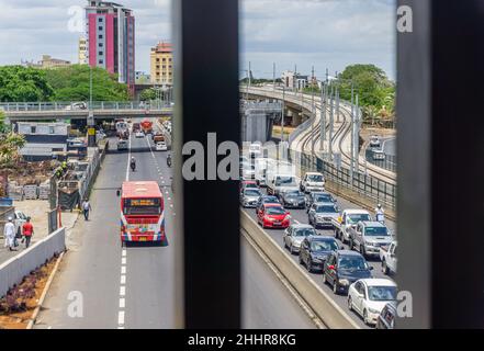 Port Louis, Mauritius, Dezember 2021 - viel Verkehr in die Hauptstadt eindringt, durch die Balustrade einer Fußgängerüberführung betrachtet Stockfoto