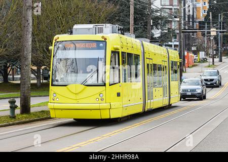 Seattle - 23. Januar 2022; Seattle Straßenbahn in gelber Farbe auf der First Hill Line. Der Stromabnehmer wird gesenkt, wenn die Straßenbahn Strom speichert Stockfoto