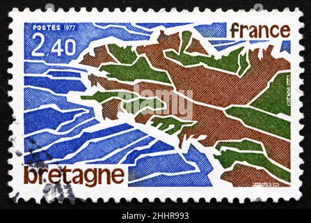 FRANKREICH - UM 1977: Eine in Frankreich gedruckte Briefmarke zeigt die Karte der Bretagne, einer Kulturregion im Nordwesten Frankreichs, um 1977 Stockfoto