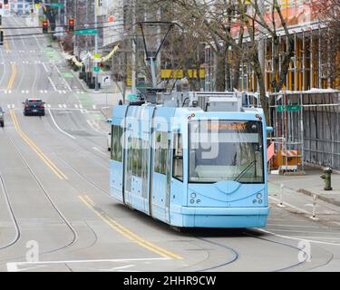 Seattle - 23. Januar 2022; Seattle Straßenbahn in babyblauer Farbe auf der First Hill Line. Der Pantograph wird angehoben Stockfoto