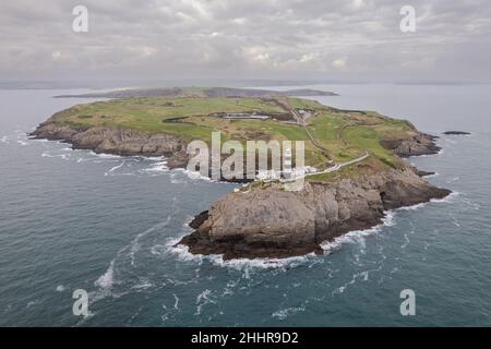 Kinsale, West Cork, Irland. 25th Januar 2022. An einem bewölkten, aber milden Tag in West Cork stehen der Leuchtturm Old Head of Kinsale und der 18-Loch-Golfplatz Old Head an der irischen Küste. Quelle: AG News/Alamy Live News Stockfoto