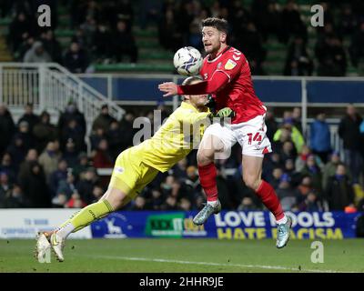 Charlton Athletic's Conor Washington (rechts) hat beim Viertelfinalspiel der Papa John's Trophy in Victoria Park, Hartlepool, einen Torversuch unternommen. Bilddatum: Dienstag, 25th. Januar 2022. Stockfoto