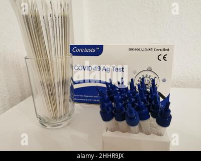 Kerntests Covid-19 AG Test | Corona-Antigen Schnelltest mit zuverlässigem Ergebnis in 15 Minuten und ohne weitere Geräte durchführbar. Stockfoto