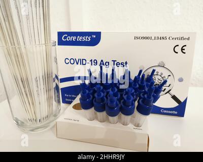 Kerntests Covid-19 AG Test | Corona-Antigen Schnelltest mit zuverlässigem Ergebnis in 15 Minuten und ohne weitere Geräte durchführbar. Stockfoto