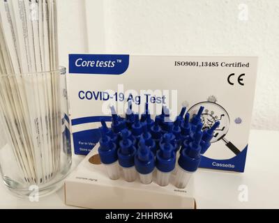 Kerntests Covid-19 AG Test | Corona-Antigen Schnelltest mit zuverlässigem Ergebnis in 15 Minuten und ohne weitere Geräte durchführbar. Stockfoto