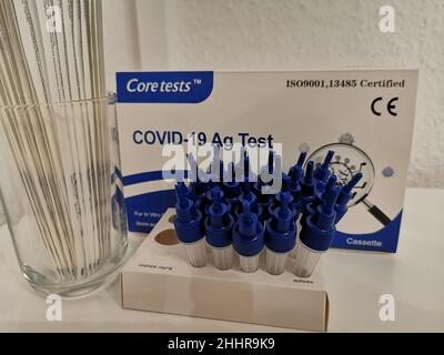 Kerntests Covid-19 AG Test | Corona-Antigen Schnelltest mit zuverlässigem Ergebnis in 15 Minuten und ohne weitere Geräte durchführbar. Stockfoto