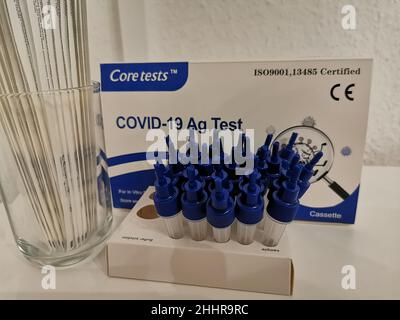 Kerntests Covid-19 AG Test | Corona-Antigen Schnelltest mit zuverlässigem Ergebnis in 15 Minuten und ohne weitere Geräte durchführbar. Stockfoto