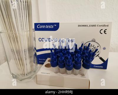 Kerntests Covid-19 AG Test | Corona-Antigen Schnelltest mit zuverlässigem Ergebnis in 15 Minuten und ohne weitere Geräte durchführbar. Stockfoto