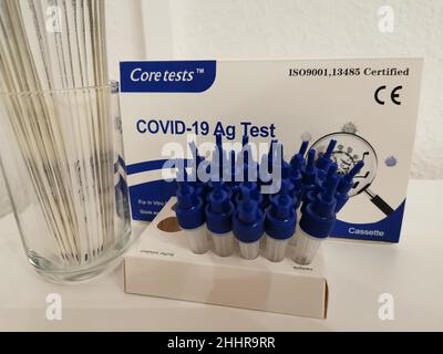 Kerntests Covid-19 AG Test | Corona-Antigen Schnelltest mit zuverlässigem Ergebnis in 15 Minuten und ohne weitere Geräte durchführbar. Stockfoto