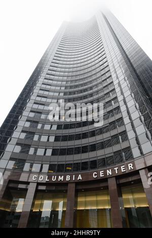 Seattle - 23. Januar 2022; der Wolkenkratzer des Columbia Centers in Seattle erhebt sich hoch in den nebligen Himmel im Stadtzentrum Stockfoto