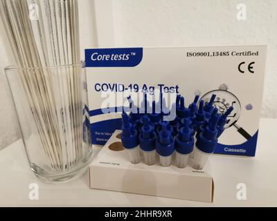 Kerntests Covid-19 AG Test | Corona-Antigen Schnelltest mit zuverlässigem Ergebnis in 15 Minuten und ohne weitere Geräte durchführbar. Stockfoto