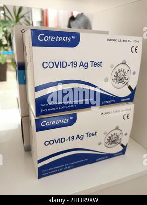 Kerntests Covid-19 AG Test | Corona-Antigen Schnelltest mit zuverlässigem Ergebnis in 15 Minuten und ohne weitere Geräte durchführbar. Stockfoto