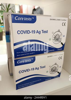 Kerntests Covid-19 AG Test | Corona-Antigen Schnelltest mit zuverlässigem Ergebnis in 15 Minuten und ohne weitere Geräte durchführbar. Stockfoto