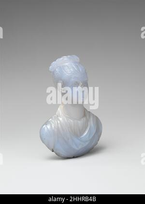 Kreideportrait Büste einer jungen Frau ca. 130–140 n. Chr. Roman die Frisur der Frau ähnelt der von lebensgroßen Marmorportraits römischer Matronen der damaligen Zeit, die der Mode des kaiserlichen Hofes eng folgten. Kreideportrait Büste einer jungen Frau 248001 Stockfoto