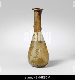 Parfümflasche aus Glas 1st. Jahrhundert n. Chr. römisch farblos mit blassblaugrünem Farbton.einseitig ausgeklappter Rand, über- und eingefaltet und flach gepresst; schlank, Zylindrischer Hals, um die Basis eingedreht; länglicher piriformer Körper; konkav bottom.Complete, aber ein kleines Loch im Körper; Nadelstich-Blasen; tiefes Lochfraß und brillant schillernde Verwitterung. Parfümflasche aus Glas 239803 Stockfoto