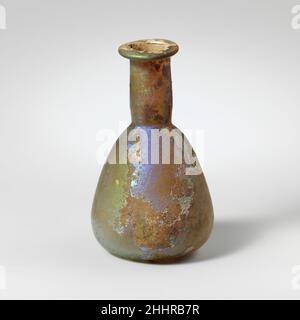 Parfümflasche aus Glas 1st. Jahrhundert n. Chr. römisch farblos mit blassblaugrüner Färbung.einseitig ausgeklappter Rand, über- und eingefaltet und flach gepresst; zylindrischer Hals, Mit Werkzeugmarkierungen um die Basis; konischer Körper mit konvexen Seiten; flach bottom.Complete, aber großer Riss vom Rand bis zum Boden; Nadelstich-Blasen; stumpfen, Lochfraß und brillant schillernde Verwitterung. Parfümflasche aus Glas 239787 Stockfoto
