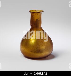 Parfümflasche aus Glas 1st. Jahrhundert n. Chr. Römische kleine ParfümflascheDurchscheinendes tiefes Honiggelb.unbearbeiteter Rand; abfackelnder Mund; zylindrischer Hals, leicht konvex und um den Boden herum eingearbeitet; piriformer Körper; abgeflacht bottom.Complete, außer Chips im Rand; ein großer Riss vom Rand zum Körper; einige Nadelstiblasen; dullend und schwach irisierende; Schwarze, emaillierte Verwitterung im Innenraum. Parfümflasche aus Glas 239779 Stockfoto