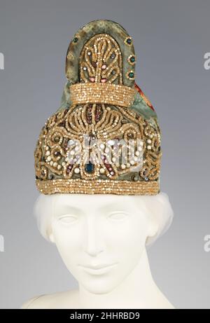 Kopfschmuck erstes Viertel 19th Jahrhundert Russisch Dieses Objekt stammt aus der Sammlung von Natalia de Shabelsky (1841-1905), einer russischen Adligen, die gezwungen ist, das zu bewahren, was sie als die verschwindenden Volkstraditionen ihres Heimatlandes wahrnahm. Sie reiste ausgiebig durch Großrußland und sammelte viele schöne Beispiele der Textilkunst der wohlhabenden Bauernklasse. Von den 1870s bis zu seinem Umzug nach Frankreich im Jahr 1902 sammelte Shabelsky eine große Sammlung von aufwendig bestickten handgewebten Haushaltstextilien und opulenten Festkleidung mit reicher Dekoration und aufwendigen Motiven. Das Brooklyn Museum Stockfoto