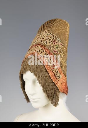 Kopfschmuck viertes Viertel 18th Jahrhundert Russisch Dieses Objekt stammt aus der Sammlung von Natalia de Shabelsky (1841-1905), einer russischen Adligen, die gezwungen ist, das zu bewahren, was sie als die verschwindenden Volkstraditionen ihres Heimatlandes wahrnahm. Sie reiste ausgiebig durch Großrußland und sammelte viele schöne Beispiele der Textilkunst der wohlhabenden Bauernklasse. Von den 1870s bis zu seinem Umzug nach Frankreich im Jahr 1902 sammelte Shabelsky eine große Sammlung von aufwendig bestickten handgewebten Haushaltstextilien und opulenten Festkleidung mit reicher Dekoration und aufwendigen Motiven. Das Brooklyn Museum h Stockfoto