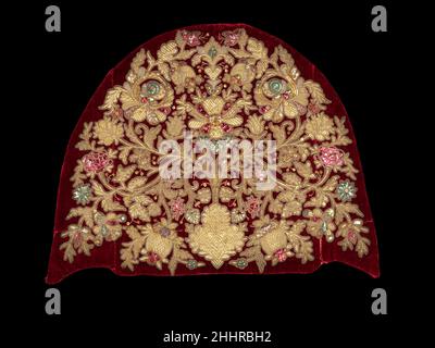 Kopfschmuck viertes Viertel 18th Jahrhundert Russisch Dieses Objekt stammt aus der Sammlung von Natalia de Shabelsky (1841-1905), einer russischen Adligen, die gezwungen ist, das zu bewahren, was sie als die verschwindenden Volkstraditionen ihres Heimatlandes wahrnahm. Sie reiste ausgiebig durch Großrußland und sammelte viele schöne Beispiele der Textilkunst der wohlhabenden Bauernklasse. Von den 1870s bis zu seinem Umzug nach Frankreich im Jahr 1902 sammelte Shabelsky eine große Sammlung von aufwendig bestickten handgewebten Haushaltstextilien und opulenten Festkleidung mit reicher Dekoration und aufwendigen Motiven. Das Brooklyn Museum h Stockfoto