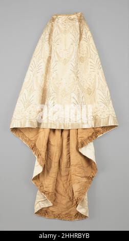 Abendkleid ca. 1895 House of Worth der Franzose Charles Frederick Worth wurde in England geboren und verbrachte sein junges Erwachsenenalter damit, in London für Textilhändler zu arbeiten, während er in Museen Kunstgeschichte erforschte. 1845 zog er nach Paris und arbeitete als Verkäufer und Schneidermeister, bevor er 1858 mit Otto Bobergh die Schneiderei Worth und Bobergh gründete. Sie wurden bald von den Lizenzgebühren anerkannt und es folgten große Erfolge. Im Jahr 1870 wurde Worth alleiniger Eigentümer des Unternehmens. In seinem Laden, Worth Fashioned abgeschlossen Kreationen, die er dann zeigte Kunden auf Live-Modelle. Kunden können die Stockfoto