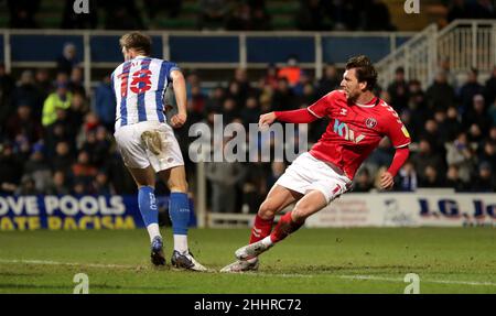 Alex Gilbey von Charlton Athletic (rechts) erzielt beim Viertelfinalspiel „Papa John's Trophy“ in Victoria Park, Hartlepool, das zweite Tor des Spiels ihrer Seite. Bilddatum: Dienstag, 25th. Januar 2022. Stockfoto