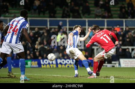 Alex Gilbey von Charlton Athletic (rechts) erzielt beim Viertelfinalspiel „Papa John's Trophy“ in Victoria Park, Hartlepool, das zweite Tor des Spiels ihrer Seite. Bilddatum: Dienstag, 25th. Januar 2022. Stockfoto