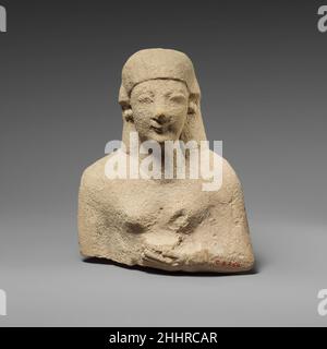 Oberer Teil eines weiblichen Kalk-Wählers mit einer Vase 2nd oder 3rd Viertel des 6th. Jahrhunderts v. Chr. Zypern der Körper über dem Bauch bleibt. Der rechte Arm wird seitlich am Körper gehalten. Der linke Arm ist gebogen und die Hand hält eine kleine Vase. Oberer Teil einer kalkhaltigen weiblichen Wählerin mit einer Vase 242096 Stockfoto