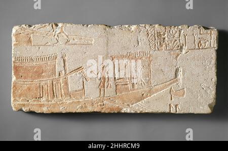 Royal Barge in seinem Festungshaus Ca. 1353–1336 v. Chr. Neues Königreich, Amarna-Zeit Eine Szene am Flussufer ist dargestellt. Am Ufer oben rechts ist ein Garten mit kleinen Plätzen zu sehen, die verschiedenen Pflanzen gewidmet sind. Ein Spalier mit Weingläsern daneben ist zu sehen, was darauf hinweist, dass hier auch Trauben angebaut wurden. Ein Wasservögel fliegt vorbei.Ein königlicher Lastkahn mit einer großen zentralen Kabine ist unten an der Bank durch Seile, die an zwei Stangen unten rechts befestigt sind, dargestellt. Eine abgestufte Gangplanke führt hinunter zum Ufer. Ein Segler steht auf dem Boot, während der zweite auf dem Land oben den Mast mit s zu ziehen scheint Stockfoto