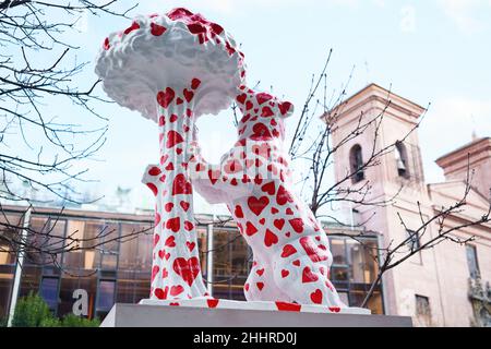 Madrid, Spanien. 25th Januar 2022. Eine Ansicht der Nachbildung der Statue des Bären und des Erdbeerbaums (El Oso y el Madroño) unter dem Titel ‘universal', gemalt von dem Künstler María Ángeles Carro, ist während der Ausstellung zu sehen: 'Vielen Dank, Madrid!' Als Hommage an die am Kampf gegen die Covid-19-Pandemie in Madrid Beteiligten.die städtische Ausstellungsinitiative, die in 21 Stadtteilen von Madrid gezeigt wurde, wurde von der Prisa-Gruppe organisiert und wird bis Februar 18 in den Straßen von Madrid bleiben. Kredit: SOPA Images Limited/Alamy Live Nachrichten Stockfoto