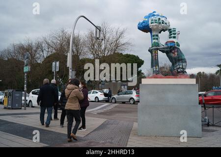 Madrid, Spanien. 25th Januar 2022. Die Menschen gehen an der Nachbildung der Statue des Bären und des Erdbeerbaums (El Oso y el Madroño) unter dem Titel "unendlicher Applaus" vorbei und werden von dem Künstler, den Brüdern Juan Avilés, während der Ausstellung "Vielen Dank, Madrid!" gemalt. Als Hommage an die am Kampf gegen die Covid-19-Pandemie in Madrid Beteiligten.die städtische Ausstellungsinitiative, die in 21 Stadtteilen von Madrid gezeigt wurde, wurde von der Prisa-Gruppe organisiert und wird bis Februar 18 in den Straßen von Madrid bleiben. Kredit: SOPA Images Limited/Alamy Live Nachrichten Stockfoto