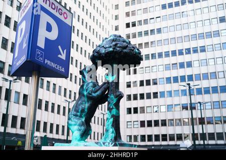 Madrid, Spanien. 25th Januar 2022. Während der Ausstellung 'Vielen Dank, Madrid!' ist eine Ansicht der Nachbildung der Statue des Bären und des Erdbeerbaums (El Oso y el Madroño) unter dem Titel ‘Ave Fénix' zu sehen, die von der Künstlerin Gina Prunareanu gemalt wurde. Als Hommage an die am Kampf gegen die Covid-19-Pandemie in Madrid Beteiligten.die städtische Ausstellungsinitiative, die in 21 Stadtteilen von Madrid gezeigt wurde, wurde von der Prisa-Gruppe organisiert und wird bis Februar 18 in den Straßen von Madrid bleiben. Kredit: SOPA Images Limited/Alamy Live Nachrichten Stockfoto