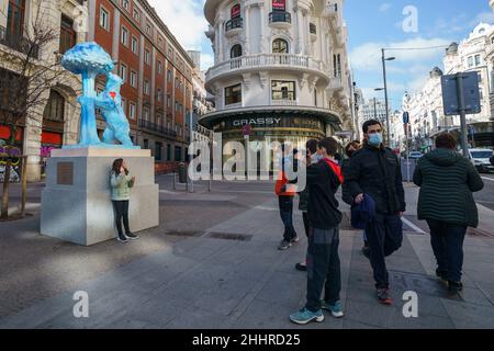 Ein junges Mädchen wird vor der Nachbildung der Statue des Bären und des Erdbeerbaums (El Oso y el Madroño) unter dem Titel „der Himmel von Madrid liebt dich“ fotografiert und von den Brüdern Vicente und Paloma Delgado gemalt, Wird während der Ausstellung „Vielen Dank, Madrid!“ gesehen. Als Hommage an die am Kampf gegen die Covid-19-Pandemie in Madrid Beteiligten.die städtische Ausstellungsinitiative, die in 21 Stadtteilen von Madrid gezeigt wurde, wurde von der Prisa-Gruppe organisiert und wird bis Februar 18 in den Straßen von Madrid bleiben. Stockfoto