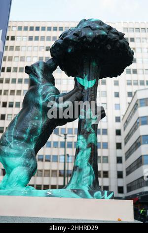 Madrid, Spanien. 25th Januar 2022. Während der Ausstellung 'Vielen Dank, Madrid!' ist eine Ansicht der Nachbildung der Statue des Bären und des Erdbeerbaums (El Oso y el Madroño) unter dem Titel ‘Ave Fénix' zu sehen, die von der Künstlerin Gina Prunareanu gemalt wurde. Als Hommage an die am Kampf gegen die Covid-19-Pandemie in Madrid Beteiligten.die städtische Ausstellungsinitiative, die in 21 Stadtteilen von Madrid gezeigt wurde, wurde von der Prisa-Gruppe organisiert und wird bis Februar 18 in den Straßen von Madrid bleiben. Kredit: SOPA Images Limited/Alamy Live Nachrichten Stockfoto