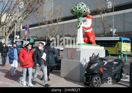 Madrid, Spanien. 25th Januar 2022. Die Menschen gehen an der Nachbildung der Statue des Bären und des Erdbeerbaums (El Oso y el Madroño) unter dem Titel "Umarmung Madrid" vorbei und werden von dem Künstler, den Brüdern David Céspedes, gemalt, während der Ausstellung "Vielen Dank, Madrid!" Als Hommage an die am Kampf gegen die Covid-19-Pandemie in Madrid Beteiligten.die städtische Ausstellungsinitiative, die in 21 Stadtteilen von Madrid gezeigt wurde, wurde von der Prisa-Gruppe organisiert und wird bis Februar 18 in den Straßen von Madrid bleiben. Kredit: SOPA Images Limited/Alamy Live Nachrichten Stockfoto