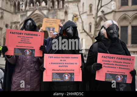 London, Großbritannien. 25th Januar 2022. Aktivisten in Kostümen halten während des Protestes Plakate zur Bekämpfung der Fabriklandwirtschaft.Tierschützer versammelten sich vor den Royal Courts of Justice in London, um gegen die Fabriklandwirtschaft zu protestieren. Kredit: SOPA Images Limited/Alamy Live Nachrichten Stockfoto