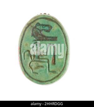 Scarab für Hatschepsut ca. 1479–1458 v. Chr. Neues Königreich dieser Skarabäus wurde in einer der Fundamentlagerstätten entlang der Vorderwand des unteren Gerichtes des Grabtempels der Hatschepsut in Deir el-Bahri entdeckt. Ihre Basis ist mit ihrem persönlichen Namen (Hatschepsut) beschriftet. Eine ähnliche Version der gleichen Inschrift kann auf einem anderen Skarabäus gefunden werden (27,3.165), aber die Rückseite der beiden Skarabäen sind ziemlich unterschiedlich. Scarab für Hatschepsut eingeschrieben. Ca. 1479–1458 V. CHR. Steatit (glasiert). Neues Königreich. Aus Ägypten, Oberägypten, Theben, Deir el-Bahri, Tempel der Hatschepsut, Foundation Deposit 7 (G), MMA e Stockfoto
