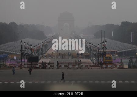 Neu-Delhi, Indien. 25th Januar 2022. Allgemeiner Blick auf Rajpath vor der Parade zum Republikanischen Tag.Indien feiert den Republikanischen Tag jedes Jahr am 26th. Januar. Kredit: SOPA Images Limited/Alamy Live Nachrichten Stockfoto