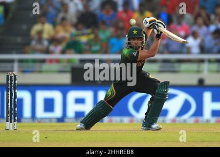 Pakistanischer Cricket-Spieler, Umar Akmal in Aktion gesehen während des Spiels 16th, Gruppe 2 ICC (International Cricket Council) Cricket World Cup T20 2014, zwischen Australien gegen Pakistan im Sher-e-Bangla National Stadium, Mirpur.Pakistan gewann mit 16 Runs. Stockfoto