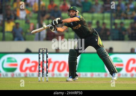 Dhaka, Bangladesch. 23rd März 2014. Pakistanischer Cricket-Spieler, Shahid Afridi in Aktion gesehen während des Spiels 16th, Gruppe 2 ICC (International Cricket Council) Cricket World Cup T20 2014, zwischen Australien und Pakistan im Sher-e-Bangla National Stadium, Mirpur.Pakistan gewann mit 16 Runs. (Foto von MD Manik/SOPA Images/Sipa USA) Quelle: SIPA USA/Alamy Live News Stockfoto