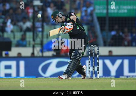 Dhaka, Bangladesch. 23rd März 2014. Der australische Cricket-Spieler Glenn Maxwell wurde während des Spiels 16th, der Gruppe 2 ICC (International Cricket Council) Cricket World Cup T20 2014, zwischen Pakistan und Australien im Sher-e-Bangla National Stadium, Mirpur, in Aktion gesehen. Pakistan gewann mit 16 Läufen. (Foto von MD Manik/SOPA Images/Sipa USA) Quelle: SIPA USA/Alamy Live News Stockfoto